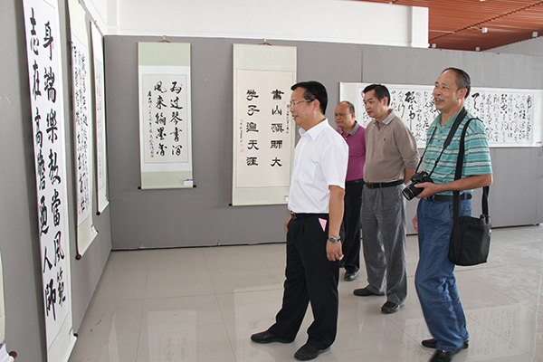 覃卫国副校长欣赏书画作品