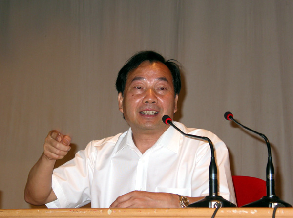 刘铭达教授正在给我校师生作报告。