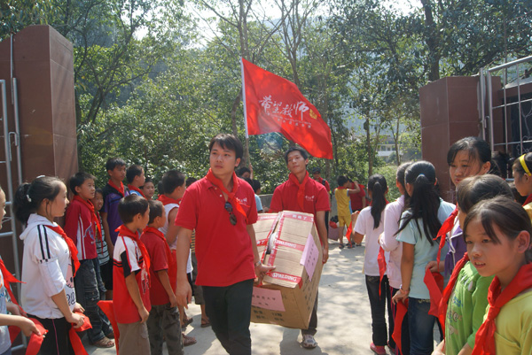 志愿者带来捐赠物资