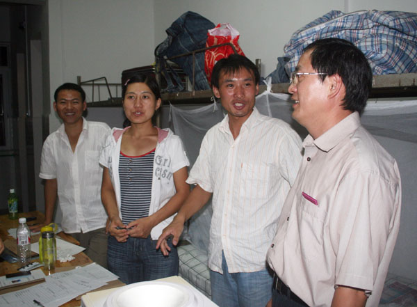 唐仁郭副书记（右一）与新入学硕士研究生亲切交谈。