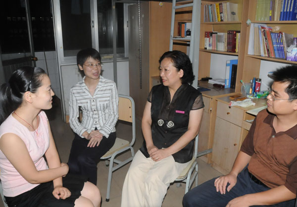 校党委王枬书记（右二）与新入学的博士研究生亲切交谈。