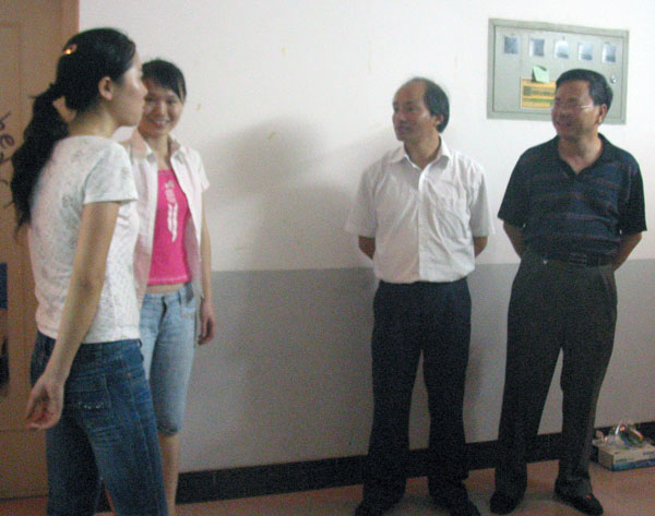 易忠副校长（右二）与新入学硕士研究生亲切交谈。