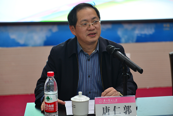 校党委副书记唐仁郭主持报告会（大学生通讯社 张良波/摄）