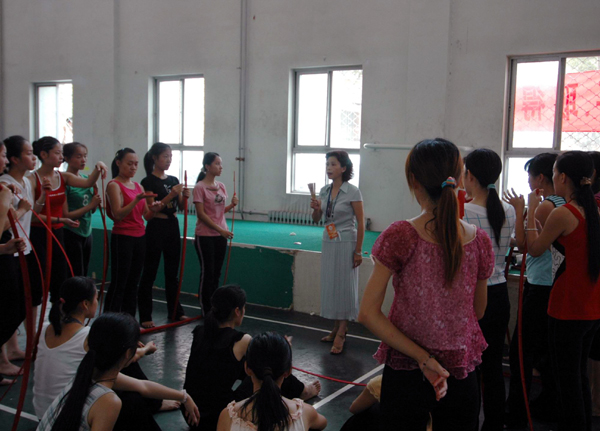 《扁扁担担》指导教师黄小明教授在排练期间认真指导演员们训练。