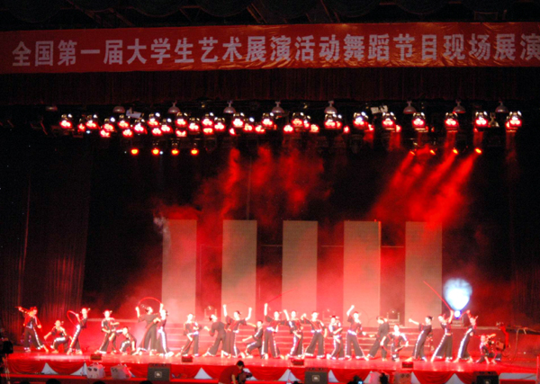 《扁扁•担担》演出剧照。