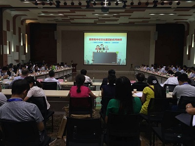 获奖学生代表向大会介绍我校公益项目“小黑板计划”运作经验