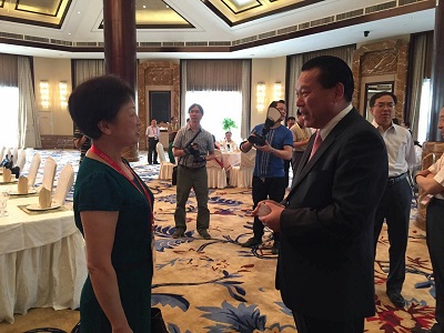 丁静总会计师与钟瀚德先生交流