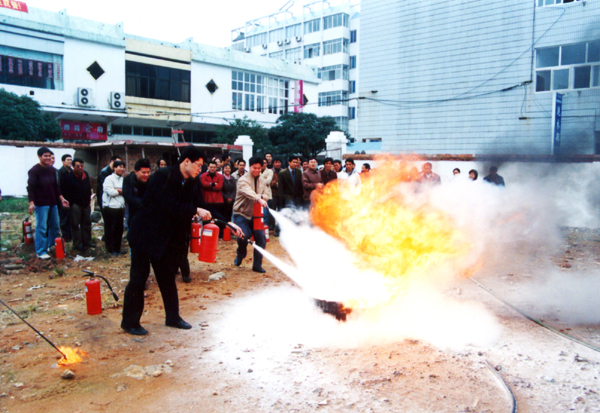 我校出版社举办消防知识讲座和消防演练活动。
