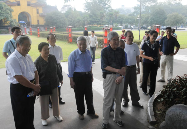 学部委员在王城校区内参观考察。