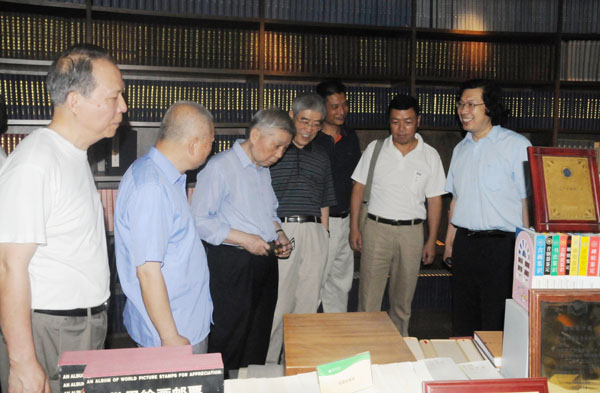 学部委员在考察出版社。