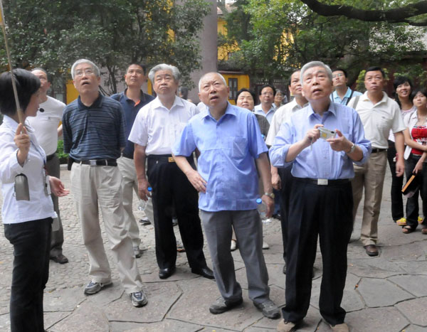 学部委员在读书岩前参观考察。