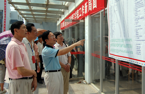 检查组正在漓江学院进行收费检查。