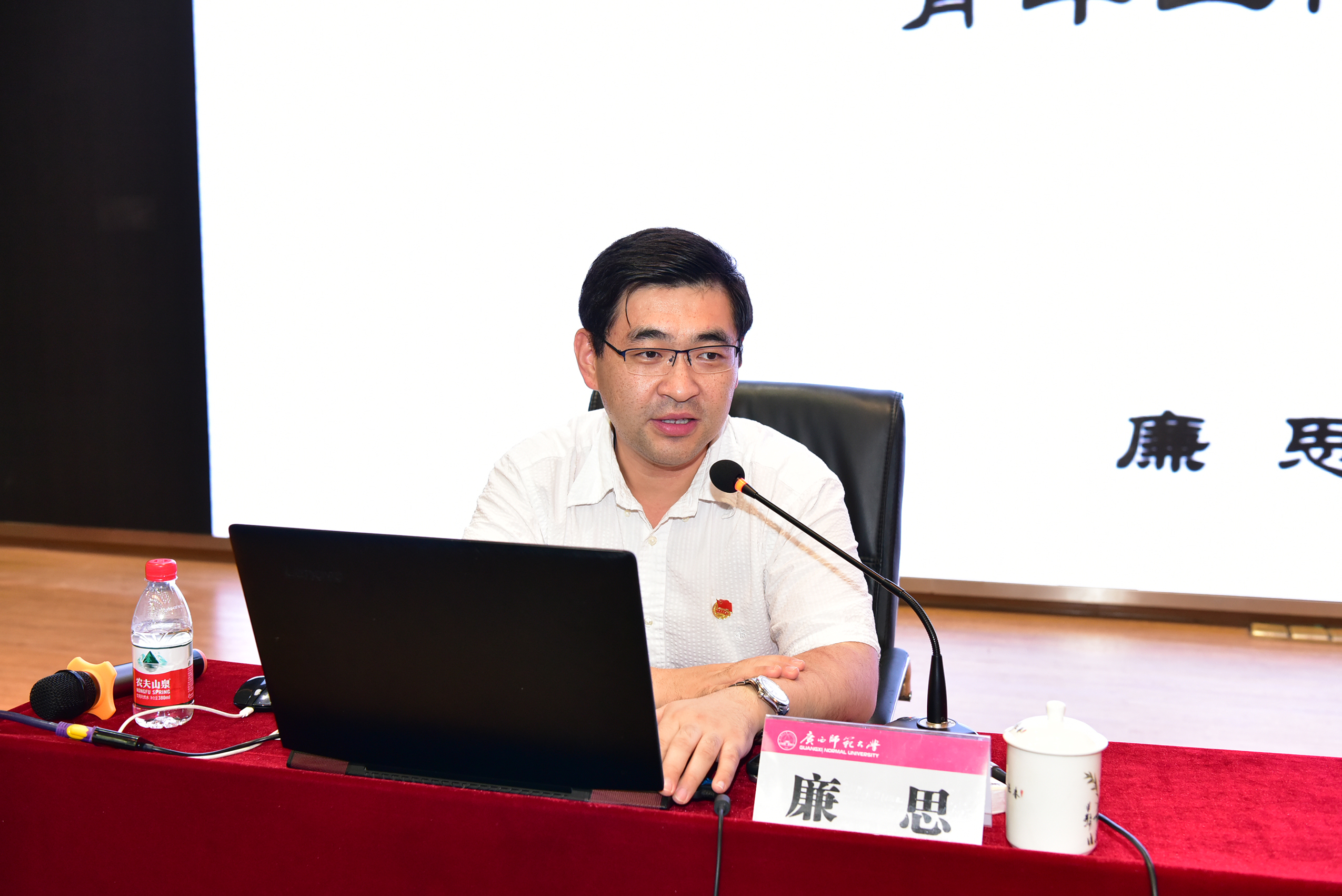 廉思副部长作报告.JPG