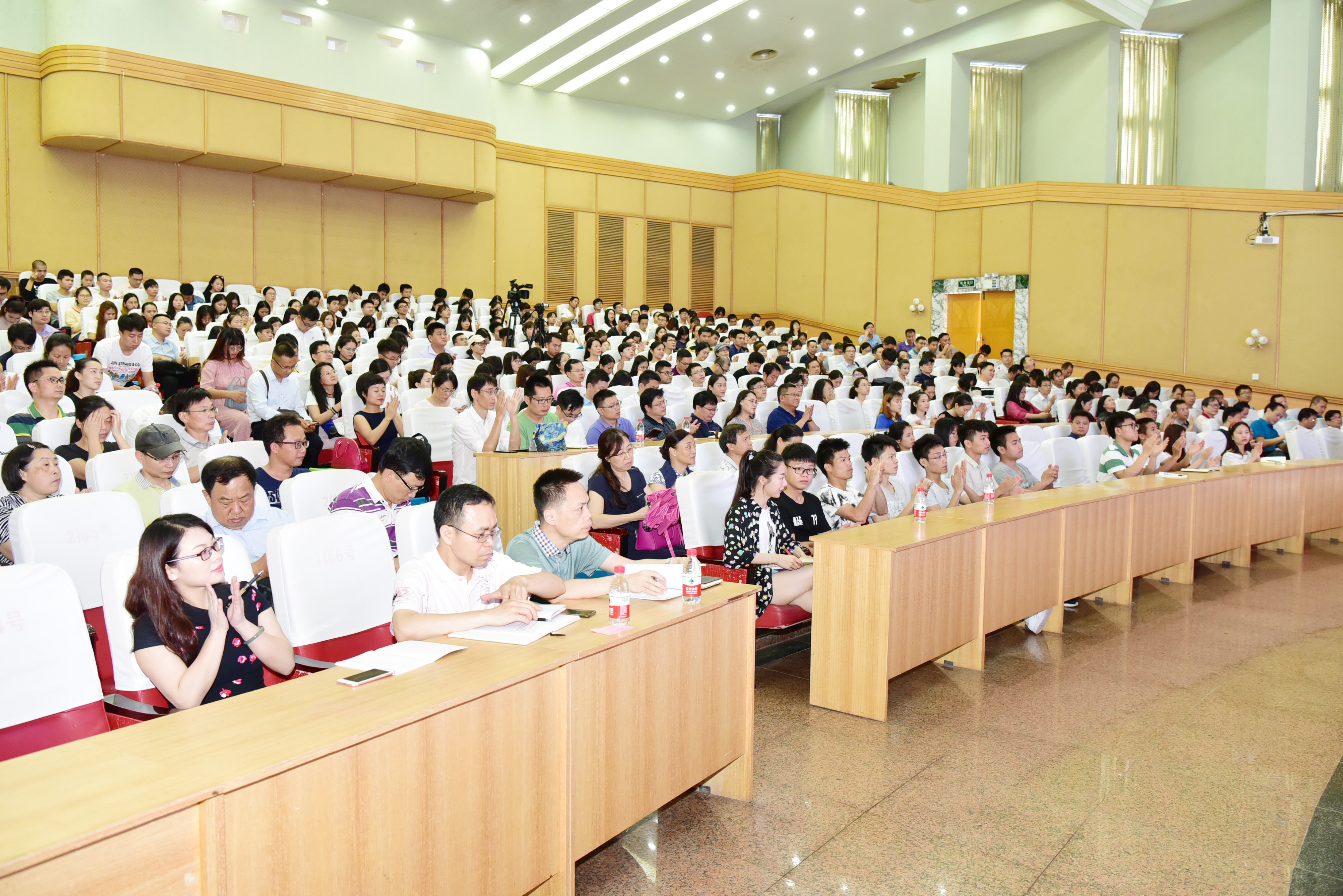 报告会现场（二）.JPG