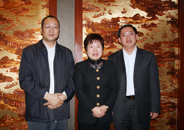 校党委唐仁郭副书记（右一）与两位嘉宾合影。