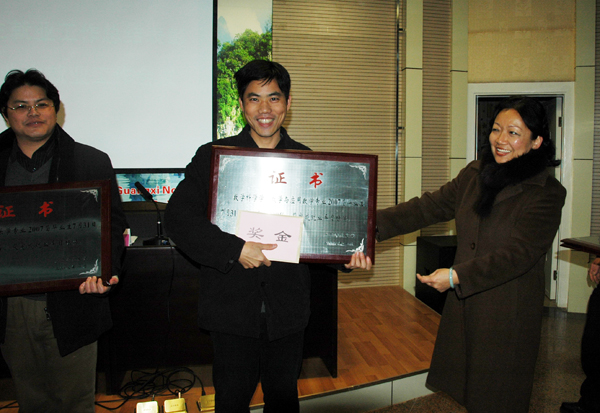 王枬书记为获奖单位和个人颁奖。