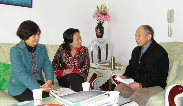 王枬书记采访陈振新教授（右一）及其夫人（左一）。