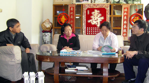 王枬书记采访夏南（左一）、夏晓梅（右二）、钦浩（右一）。