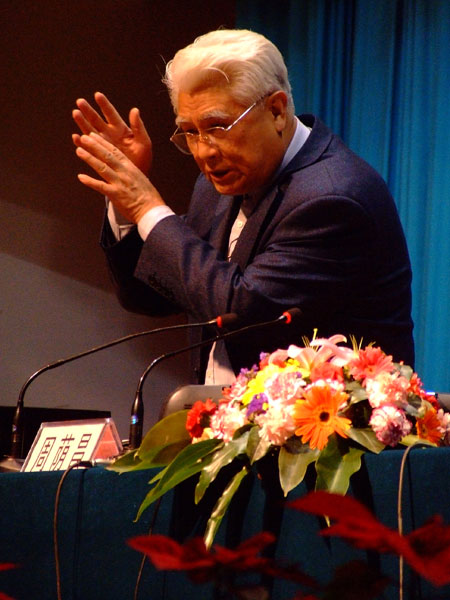 周荫昌教授在作报告