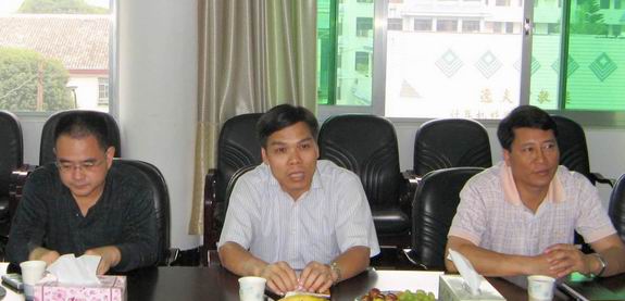 图片说明:自治区总工会副主席、自治区教育工会主席梁建强(中)到我校指导工作。(右为自治区教育工会常务副主席李义勇、左为桂林市总工会纪检组长、市教育工会主席李国玉)