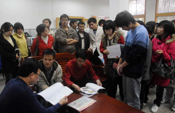 毕业生在武宣二中招聘现场面试。