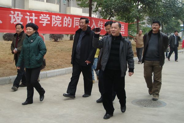 校领导在学院和学校有关部门领导陪同下检查搬迁工作（大学生记者团 郭雄翡 摄）