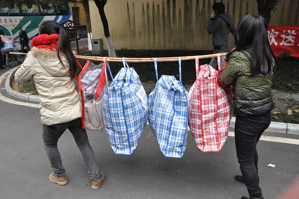 合力搬迁（郝锐  摄）