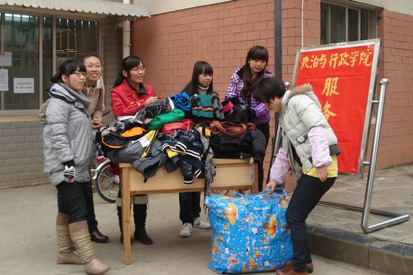 政治与行政学院同学设立服务点提供便利服务（郭雄翡 摄）