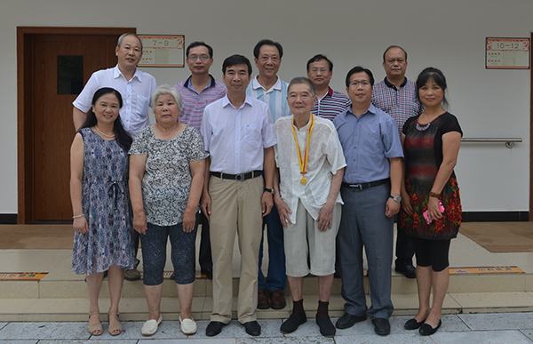 慰问人员与彭展煌（第一排右三）合影