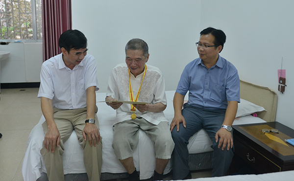 梁宏校长（左）、覃卫国副校长（右）到桂林工人疗养院慰问彭展煌