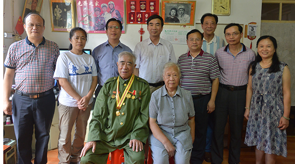 慰问人员在井茂荣家中慰问合影