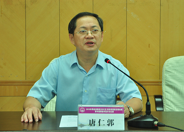 校党委副书记唐仁郭主持开幕式（大学生通讯社　苏朗　摄）