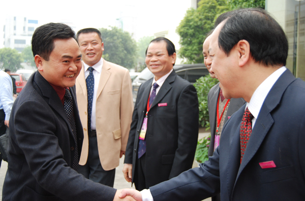 皮修平教授（左一）抵达我校。