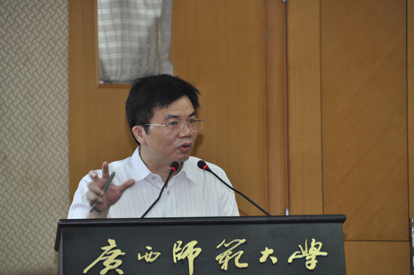 自治区教育厅副厅长黄雄彪讲话