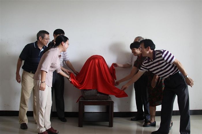 原外语系1978级校友代表共同为铜像揭幕