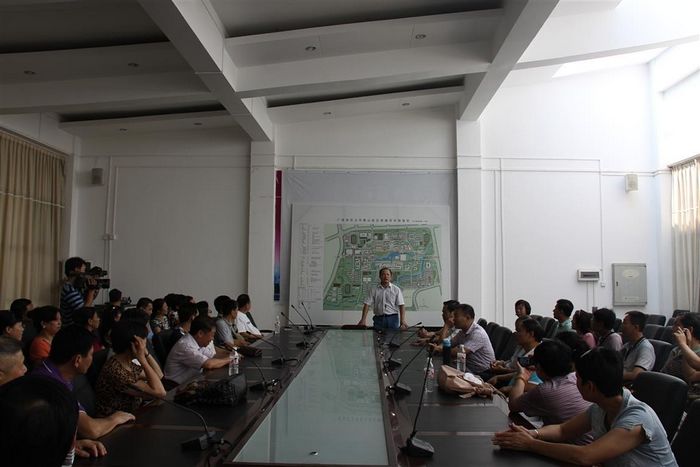 原体育系1978级校友们在听取雁山校区的规划、建设情况介绍