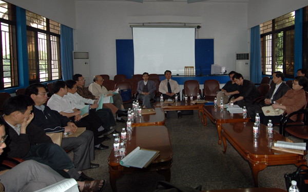 与会人员分组讨论。