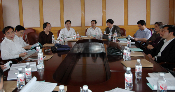 与会人员分组讨论。