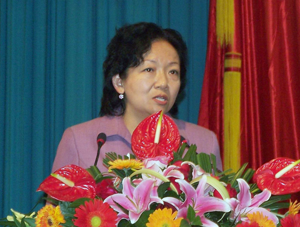 王枬代表中共广西师范大学第八届委员会向大会作了题为《坚持科学发展，构建和谐校园，为建设以教师教育为特色的教学研究型地方综合性大学而努力奋斗》的报告。