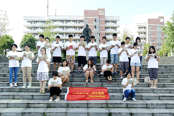 志愿者在孔子广场前诵读论语