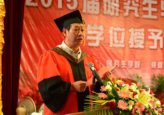 陈洪江副校长宣读校友班级理事名单（大学生通讯社 李显杨 摄）