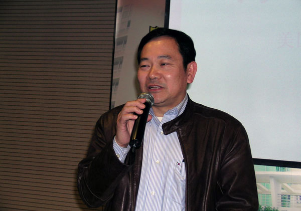 罗刚先生在作报告。