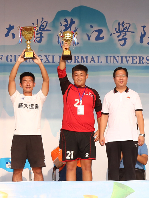图：组委会执行副主任、广西师范大学副校长覃卫国（右一）为超级组获奖代表队颁奖.jpg