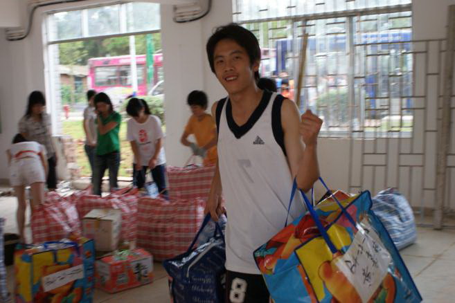 学院学生愉快地搬进新居。