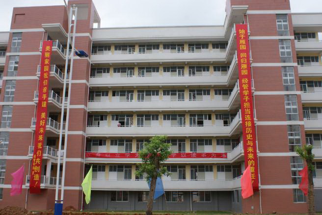 经管学院学生公寓大楼上悬挂鼓舞人心的大型标语。