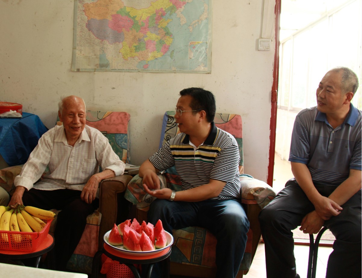 覃卫国副校长到离休干部家慰问