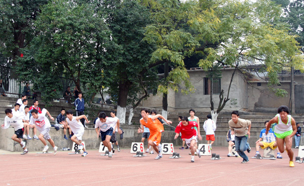 百舟竞发。（校报记者 罗玉珊）