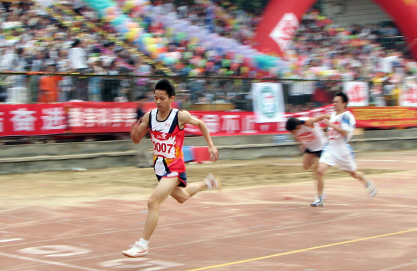 疾跑入风。（校报记者 罗玉珊）