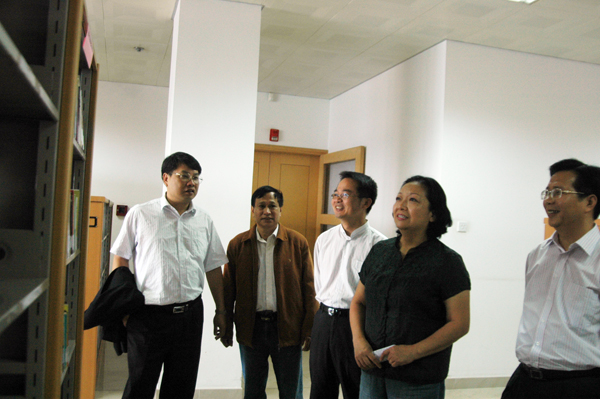 王枬书记察看独秀作家群专架图书