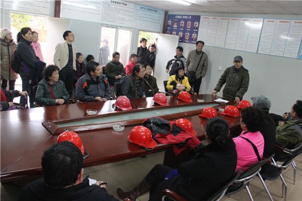 购房户代表听取开发商负责人介绍目前工程建设进展情况（李华铭摄）